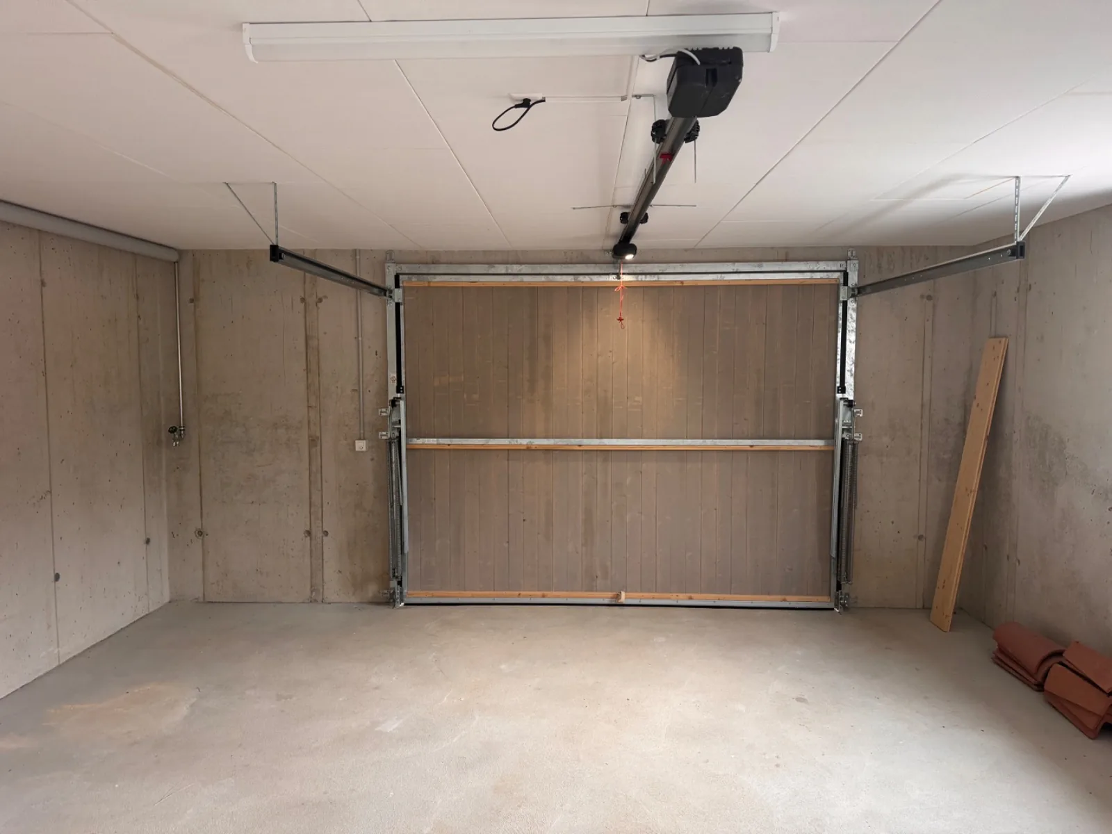 Pfullendorfer Kipptor aus Holz von innen, mit Antrieb an der Garagendecke in Stallikon