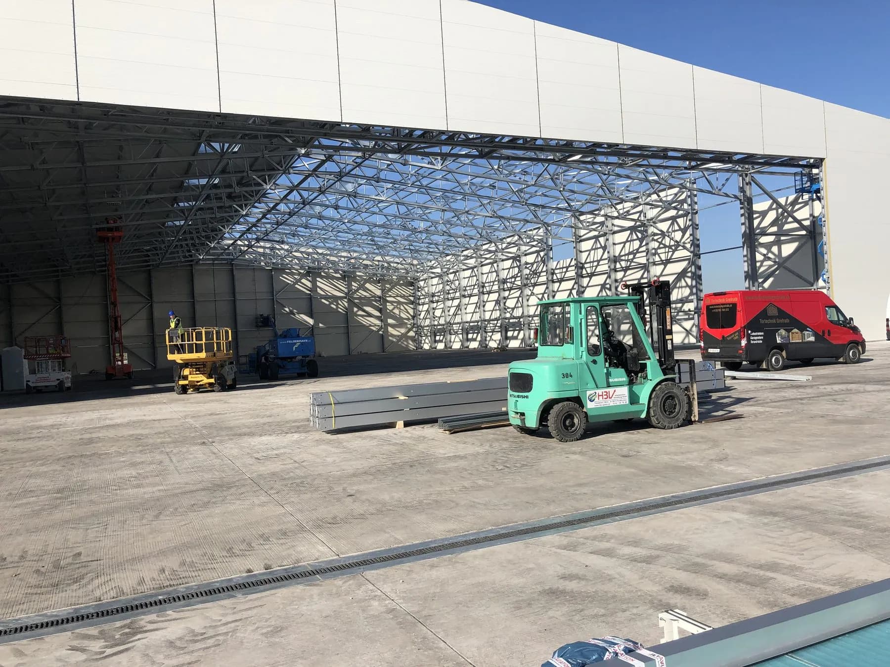 Vorbereitete Torelemente eines Hangartors auf dem Montageplatz