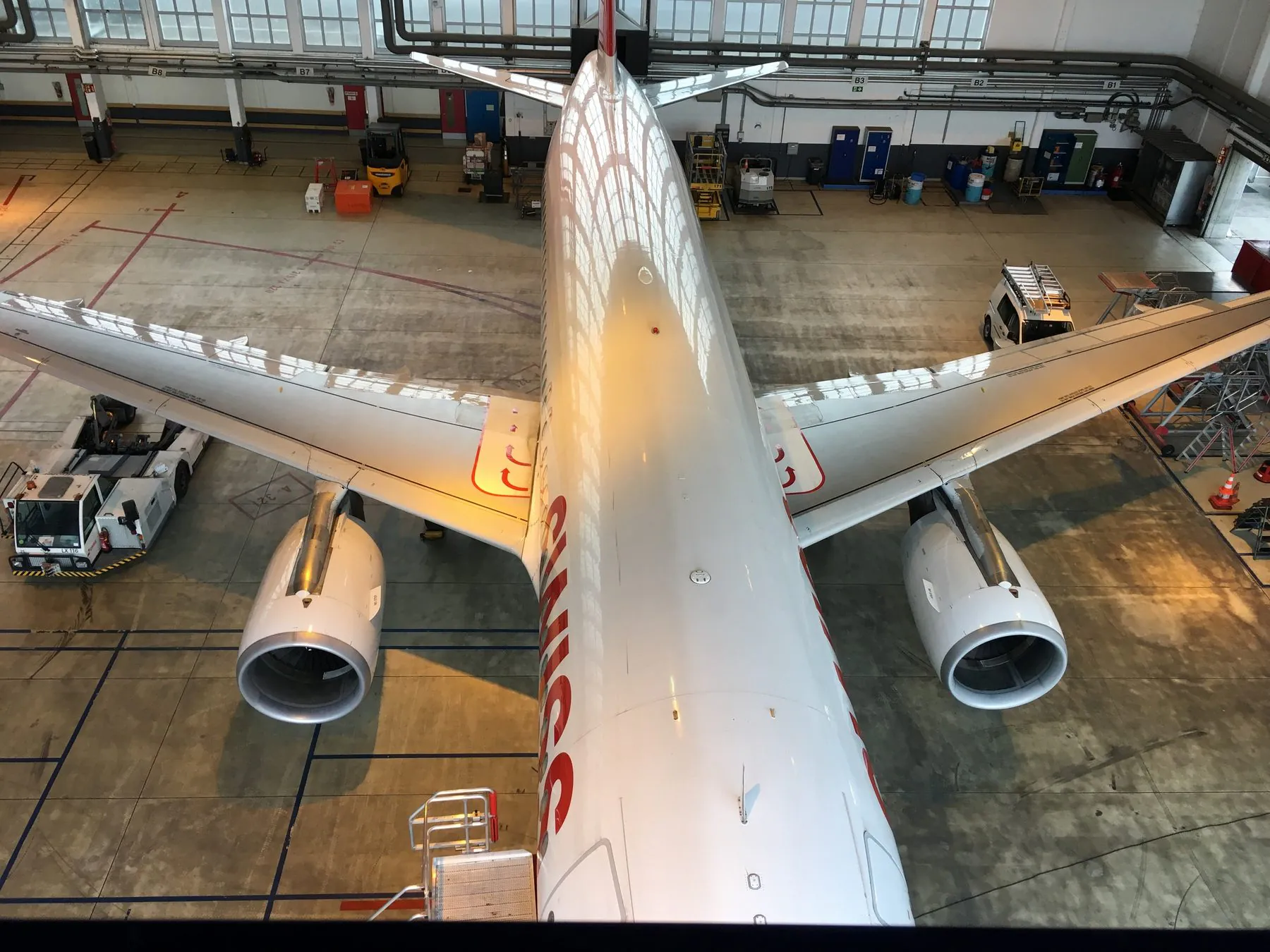 Flugzeug im Hangar, dahinter die Torebene des Hangartors