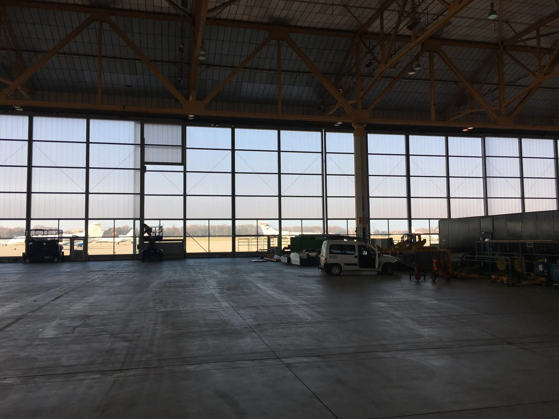 Hangartor in einer Halle mit sichtbaren Holzbindern