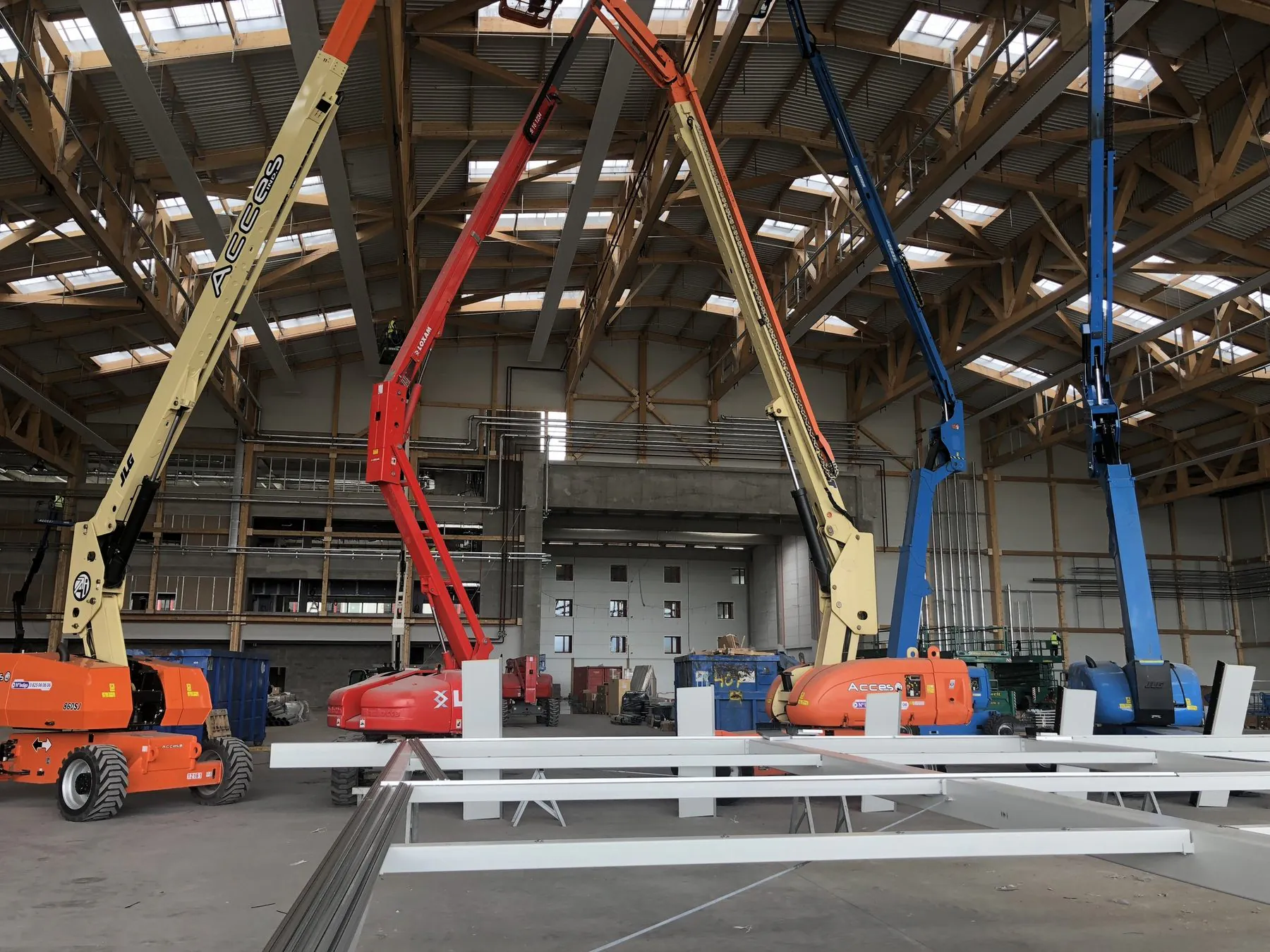 Montage eines Hangartors mit mehreren Hebebühnen in der Halle