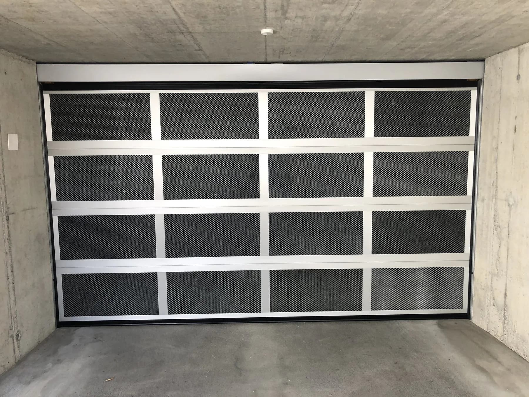 Verglastes Industrietor in einer Tiefgarageneinfahrt