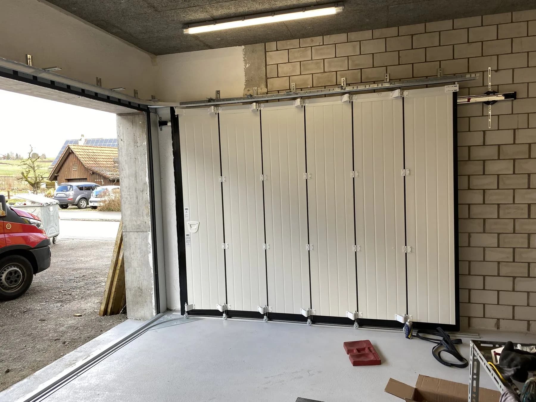 Seitensektionaltor waehrend der Montage in der Garagenoeffnung