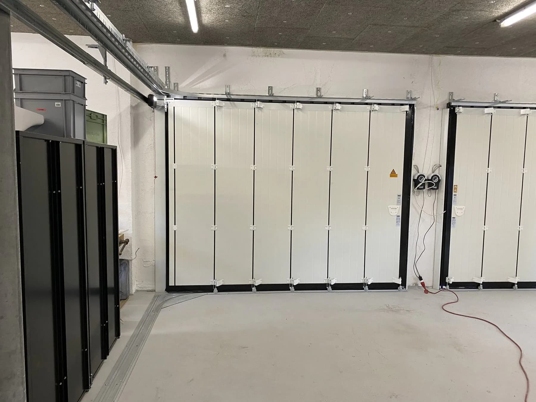 Seitensektionaltore in einer Tiefgarage, seitlich an der Wand geführt
