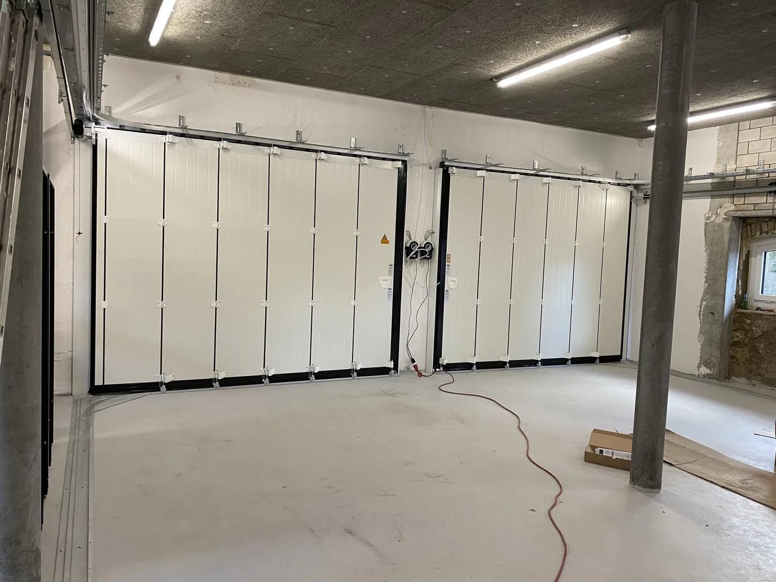 Seitensektionaltor im Innenraum, seitlich an der Wand eingefahren