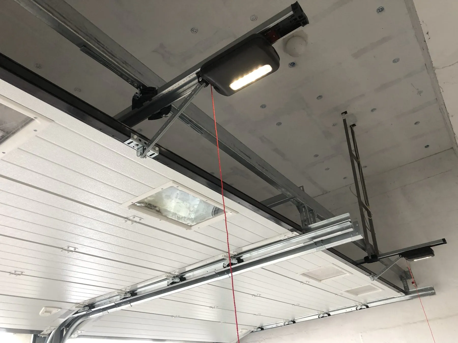 Torantrieb mit Laufschiene unter der Garagendecke